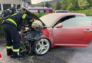 Oö: Hausbesitzer und Nachbarn schieben in Brand geratenen Pkw aus Carport