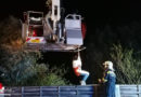 Nö: Verirrte Jugendliche mit Teleskopmastbühne per Rettungsweinde über Lärmschutzwand in Sicherheit gebracht