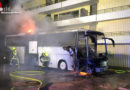 D: Reisebus brennt vor Hochhaus in Mönchengladbach