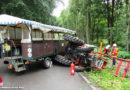 D: Unfall mit Traktor und Planenwagen samt 12 Personen