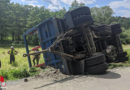 Bgld: Lkw-Anhänger stürzt bei Überholmanöver über Böschung