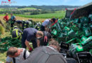 Oö: Lkw-Unfall in Pramet → Feuerwehren sammeln Tausende Flaschen Radler ein