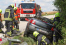 Oö: Pkw kracht an Wasserdurchlass und streift Baum → 2 Verletzte