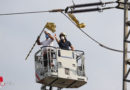 Oö: Luftballon-Reste am Hochspannungsmast → Drehleitereinsatz in Wels