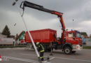 Lichtmast auf einem Parkplatz in Wels-Pernau drohte nach Unfall umzustürzen
