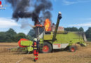 D: Brennender Mähdrescher auf Feld in Bad Segeberg