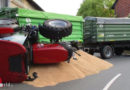 D: Schiebende Getreideanhänger lassen Traktor umstürzen