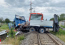 D: Schranken offen → Zug rammt Lkw mit 80 km/h → 11 Verletzte