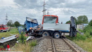 D: Schranken offen → Zug rammt Lkw mit 80 km/h → 11 Verletzte