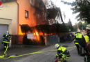 Bayern: Gartenhütte neben Wohngebäude in München in Vollbrand