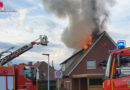 D: Feuer am Dach eines Wohngebäudes in Staatsforsten