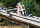 D: BMW-Lenkerin übersieht Autobahnabfahrt: Abgehoben, über Böschung gestürzt und eingeklemmt