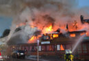 D: Landkrug mit Reetdach brennt in Mielkendorf lichterloh