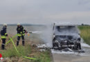 Nö: Fahrzeug steht bei Pettendorf auf Feldweg in Vollbrand