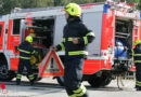 D: Feuerwehr bekämpft Wohnungsbrand → Kräfte und Fahrzeuge mit Eiern beworfen