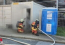 D: Feuerwehr Velbert löscht Feuer in Baucontainer