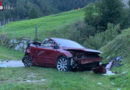 Schweiz: Cabrio stürzt 35 m Hang ab → eine Person hinausgeschleudert und getötet