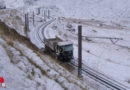 Schweiz: Lastwagen landet auf Gleis der Matterhorn-Gotthard-Bahn