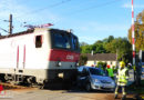 Nö: Schrankenanlage defekt → Pkw-Zug-Kollision verlief (sehr) glimpflich