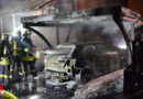 D: Auto brennt unter Carport → Feuer erfasst auch Dachstuhl des Hauses