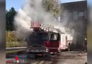 Canada: Drehleiter beginnt im Montrealer Feuerwehrhaus zu brennen
