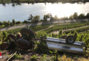 D: Traktor samt Leseanhänger nach Seilwinden-Fehlbedienung am Weinberg abgestürzt