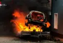 Schweiz: Auto brennt auf Anhänger in Amriswil lichterloh