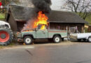 Schweiz: Geländewagen prallt gegen geparkten Traktor und geht in Flammen auf