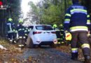 Nö: Feuerwehr befreit zwei Personen aus seitlich liegendem Auto in Ternitz