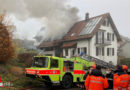 Schweiz: Feuer am Dach eines Gebäudes in Urdorf