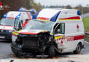 Oö: Eine Tote (59) bei Frontal-Kollision zwischen Rettungsfahrzeug und Pkw bei Wartberg an der Aist