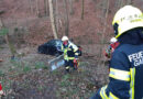 Oö: Auto stürzte 25 m in Wald → zwei gerettete Verletzte bei St. Ulrich b. Steyr