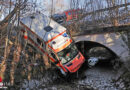 Bayern: Rettungswagen stürzt nach Kollision auf Einsatzfahrt über Böschung → vier teils schwer Verletzte