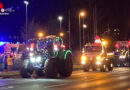 D: Feuerwehr Hattingen begrüßt Weihnachts-Treckerkonvoi
