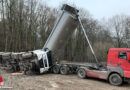 D: Lkw kippt beim Entladen in Hattingen um