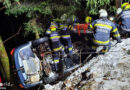 Stmk: Personenrettung aus seitlich in Waldstück bei Langenwang liegendem Auto