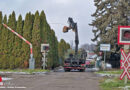 Nö: Mit Lkw-Greifschaufel Bahnschranken ramponiert und Fahrleitung auf mehrere 100 m beschädigt