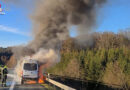 D: Weithin sichtbare Rauchwolke bei Kastenwagenbrand auf Autobahn bei Olpe