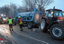 Oö: Traktor samt Anhänger bei Sattledt im Straßengraben gelandet