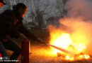 Stmk: Ersthelfer organisiert in Firma Feuerlöscher und löscht Pkw-Brand in Bärnbach komplett ab