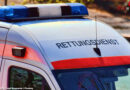 Stmk: Rettungsdienst-Fahrzeug landet nach Kollision mit Straßbahn in Graz in Geschäftsauslage