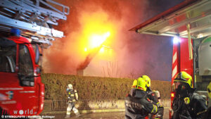 Bayern: Brennendes Einfamilienhaus-Dach in Ingolstadt