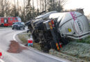 Oö: Silo-Lkw nach Seitenkollision mit Auto bei Wartberg an der Krems umgestürzt