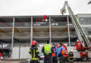 Oö: Feuerwehr am Dach eines Parkhauses in Wels als “Müllabfuhr”