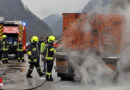 Oö: Feuerwehr in Weyer kühlt heiß gelaufene Bremse eines Lkw-Anhängers