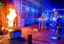 Nö: Meterhohe Flammen bei Brand neben Hausfassade im Badener Stadtzentrum