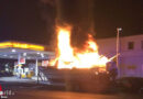 D: Brand einer Motorjacht auf Trailer nahe Tankstelle in Bonn