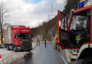 Oö: Lkw sitzt bei Parkplatz auf B 145 in Bad Ischl fest