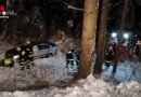 Oö: Pkw kracht in Lichtenberg gegen Baum und rutscht über Böschung → vier Verletzte