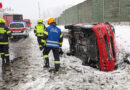 Oö: Kleinbus bei winterlichen Bedingungen auf Welser Autobahn in Graben gestürzt